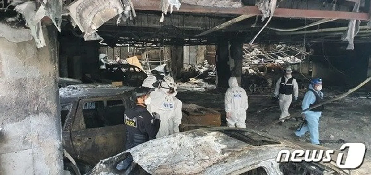 경찰과 소방, 국립과학수사연구원, 한국전기안전공사가 지난 4월 4일 오전 충북 청주 산부인과 병원 화재 현장에서 합동감식을 벌이고 있다. 이날 감식에는 경찰과 소방, 국립과학수사연구원, 한국전기안전공사 관계자 20명이 참여했다. 뉴스1 © News1 조준영 기자