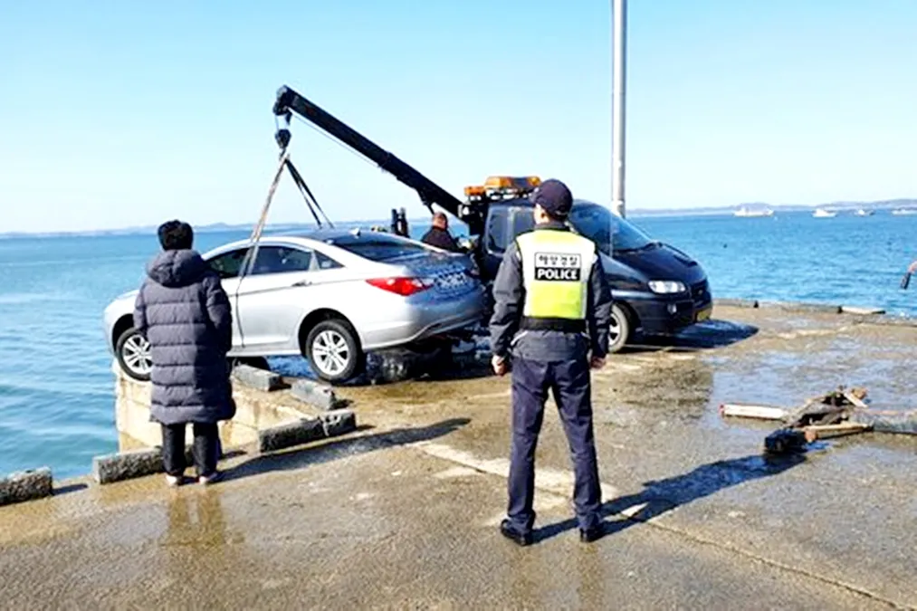 구조되는 침수 차량 / 보령해경
