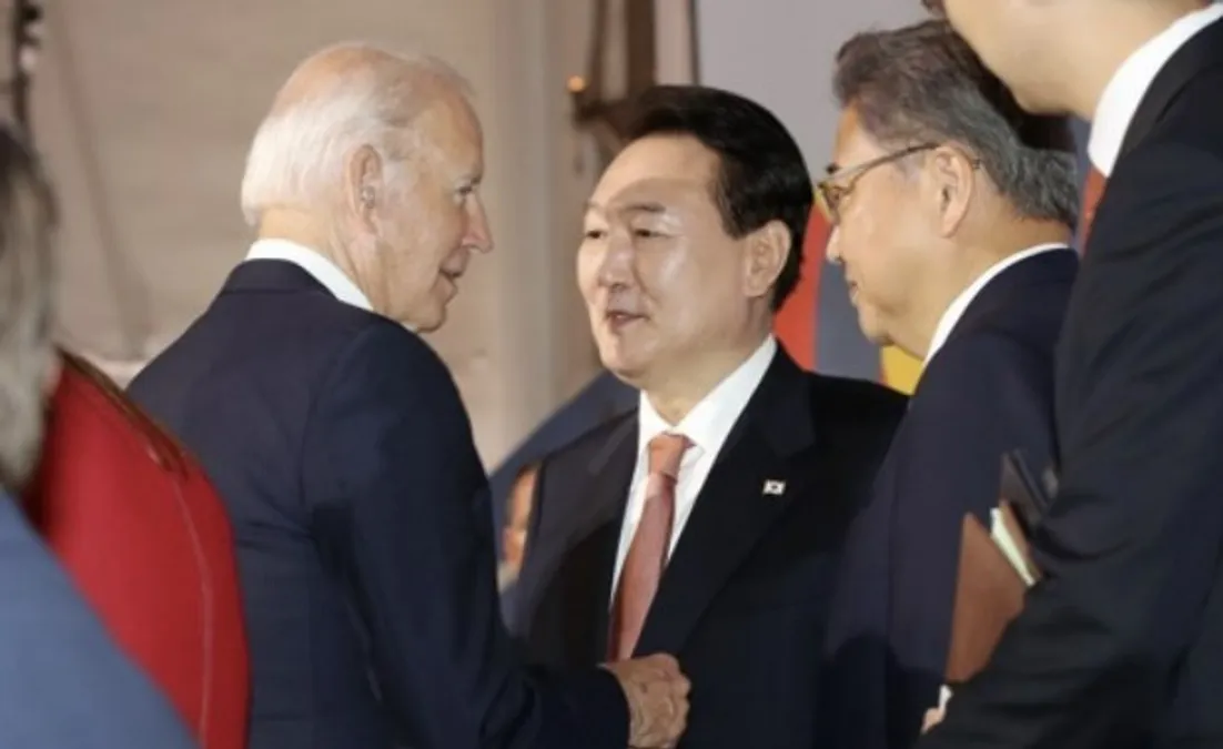 윤석열 대통령과 조 바이든 미국 대통령이 21일(현지 시간) 미국 뉴욕 한 빌딩에서 열린 글로벌 펀드 제 7차 재정 공약 회의를 마친 뒤 대화를 나누고 있다. 사진/ 연합뉴스 제공