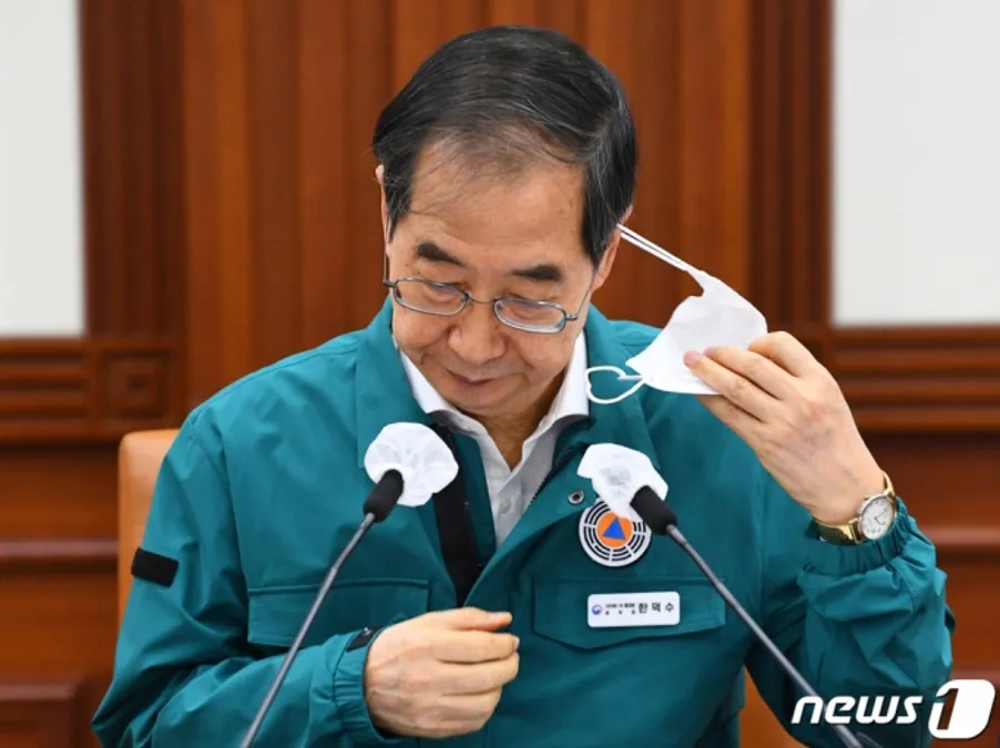 (서울=뉴스1) 김명섭 기자 = 한덕수 국무총리가 23일 오전 서울 종로구 정부서울청사에서 열린 코로나19 중앙재난안전대책본부(중대본) 회의에 참석해 모두발언에 앞서 마스크를 벗고 있다. (공동취재) 2022.9.23/뉴스1 Copyright (C) 뉴스1. All rights reserved. 무단 전재 및 재배포 금지.