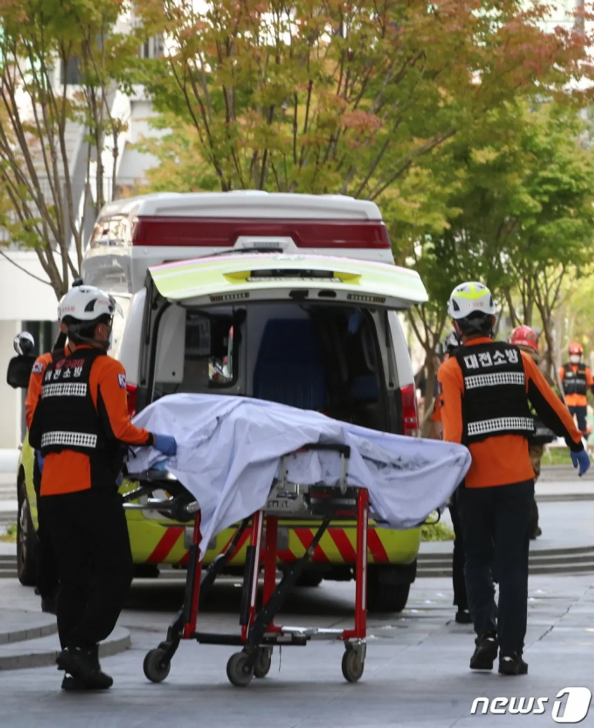 (대전=뉴스1) 김기태 기자 = 26일 오전 대전 유성구 용산동 현대프리미엄 아울렛 지하에서 발생한 화재로 총 7명이 사망하고 1명이 중상을 입었다. 이날 오후 4시20분께 소방 구조대원들이 현장에서 발견한 사망자를 구급차로 이송하고 있다. 2022.9.26/뉴스1 Copyright (C) 뉴스1. All rights reserved. 무단 전재 및 재배포 금지.