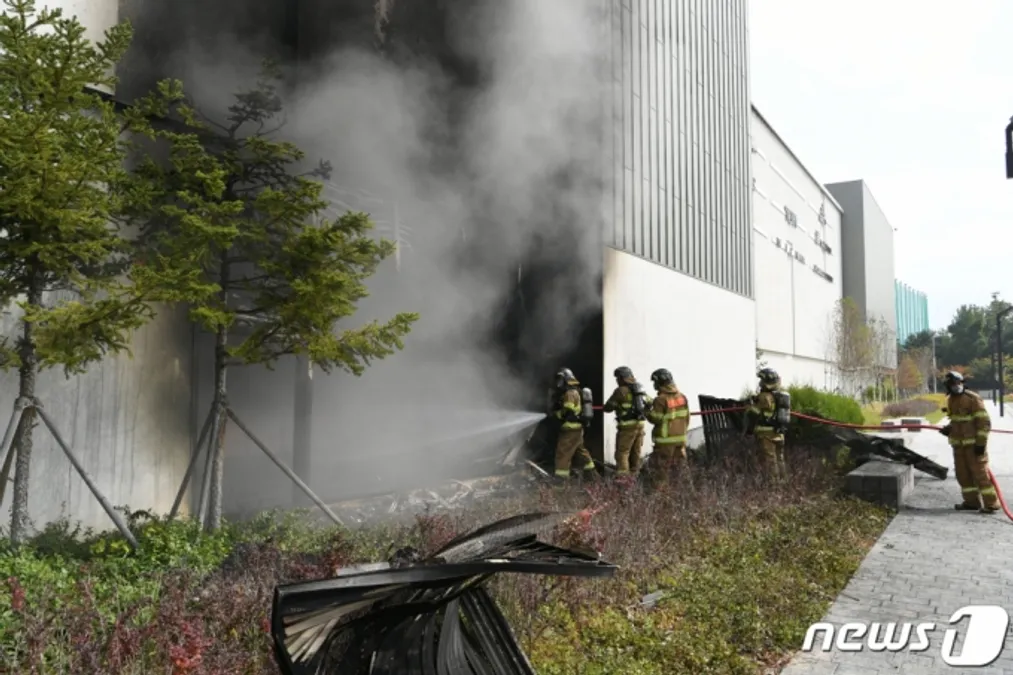 (대전=뉴스1) = 26일 오전 대전 유성구 용산동 현대프리미엄 아울렛 지하에서 소방대원들이 화재를 진압하고 있다. (소방청 제공) 2022.9.26/뉴스1 Copyright (C) 뉴스1. All rights reserved. 무단 전재 및 재배포 금지.