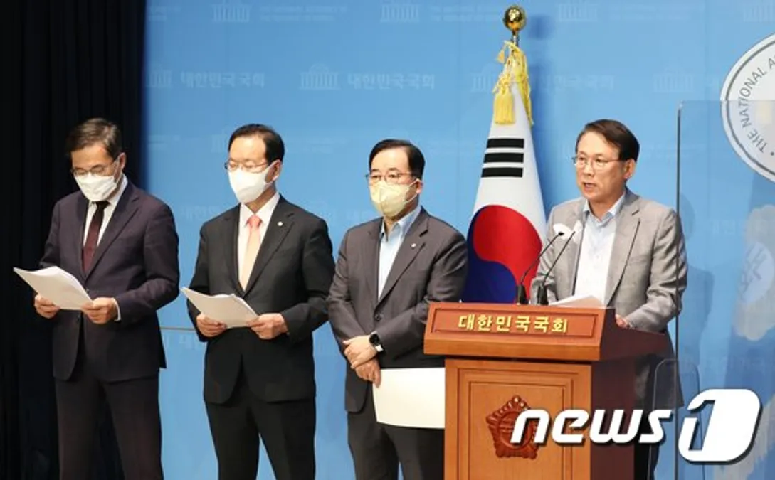 국회 과학기술정보방송통신위원회 소속 국민의힘 박성중 간사와 위원들이 26일 국회 소통관에서 기자회견을 열고 윤석열 대통령 비속어 발언을 최초 보도한 MBC에게 해명을 요구하고 있다. (공동취재) 2022.9.26/뉴스1 © News1 허경 기자