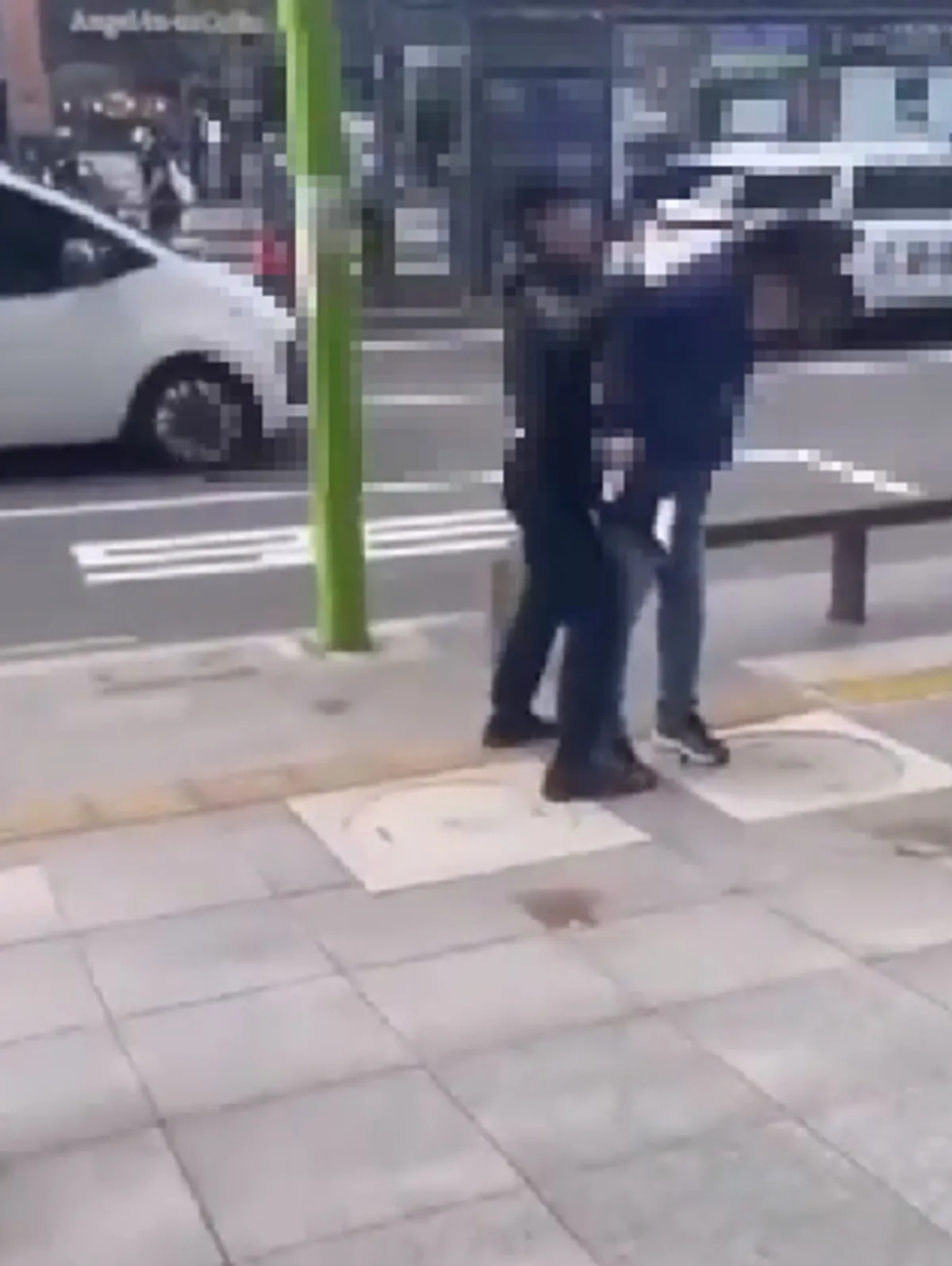 지난 26일 오후 4시50분쯤 서울 강북구 수유역에서 아버지뻘 공무원을 폭행한 20대 여성이 경찰에 붙잡혔다./사진=트위터