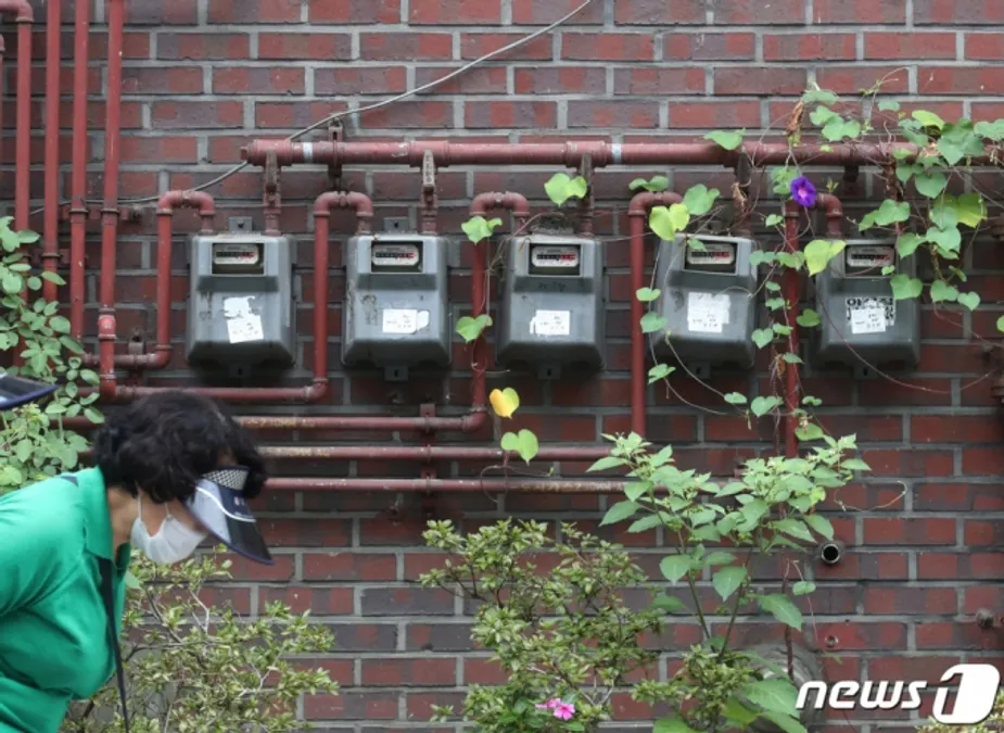 국제 천연가스 가격이 치솟고 원·달러 환율도 급등하면서 도시가스 요금이 또 인상될 것으로 보인다. 한국가스공사가 가스를 비싸게 사와 싸게 팔면서 떠안은 손실이 5조 원을 넘어서자 정부가 도시가스 요금 인상 방침을 정하고 현재 내부적으로 인상 폭을 협의하고 있다. 사진은 이날 서울 도심 주택단지에 설치된 도시가스 계량기 모습. /사진=뉴스1 Copyright (C) 뉴스1. All rights reserved. 무단 전재 및 재배포 금지.