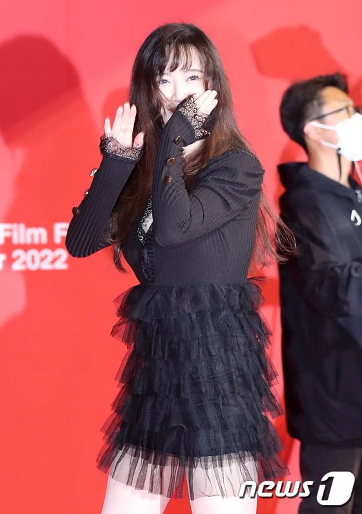 감독 겸 배우 구혜선이 5일 오후 부산광역시 우동 영화의 전당에서 열린 '제27회 부산국제영화제(BIFF)' 개막식 레드카펫 행사에 참석하고 있다. 코로나19 등의 영향으로 3년 만에 정상 개최되는 부산국제영화제는 이달 14일까지 센텀시티를 비롯한 16개 구·군에서 열리며 공식 초청작 71개국 242편, 커뮤니티비프 111편, 동네방네비프 20여 편이 상영된다. 초청·상영 규모가 펜데믹 이전 수준으로 회복됐고 영화 지원 프로그램·오픈 토크 등 부대행사도 전면 재개된다. 2022.10.5/뉴스1 © News1 김진환 기자
