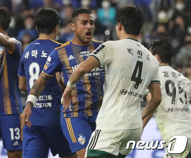 5일 오후 울산 문수축구경기장에서 열린 '2022 하나원큐 FA컵' 4강 울산현대와 전북현대의 경기에서 울산 레오나르도와 전북 박진섭이 몸싸움을 벌이고 있다. 2022.10.5/뉴스1 © News1 윤일지 기자