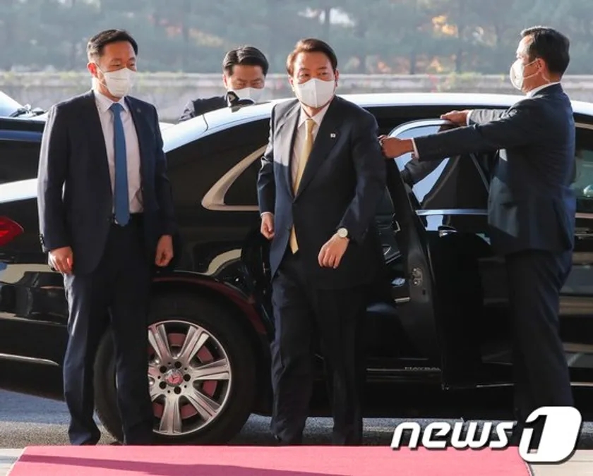 윤석열 대통령이 18일 오전 용산 대통령실로 출근하고 있다. 2022.11.18/뉴스1 © News1 안은나 기자