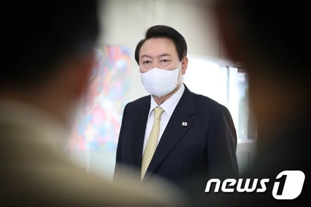 윤석열 대통령이 18일 오전 용산 대통령실에서 취재진과 출근길 문답(도어스테핑)을 하고 있다. 2022.11.18/뉴스1 © News1 안은나 기자
