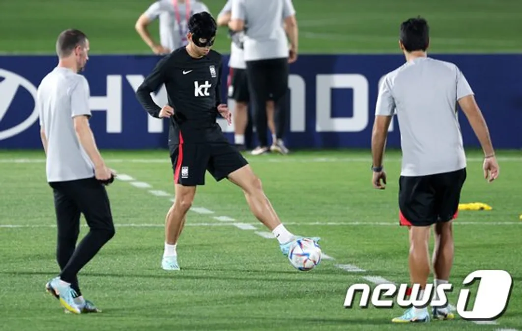 파울루 벤투 감독이 이끄는 대한민국 축구대표팀 손흥민이 18일 오후(현지시간) 카타르 도하 알 에글라 트레이닝센터에서 코칭스태프와 패스 훈련을 하고 있다. 2022.11.18/뉴스1 © News1 이동해 기자