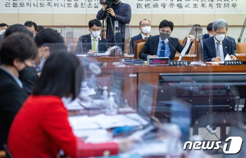 한동훈 법무부 장관이 23일 오전 서울 여의도 국회에서 열린 제400회 국회(정기회) 법제사법위원회 전체회의에서 답변하고 있다. 2022.11.23/뉴스1 © News1 이재명 기자
