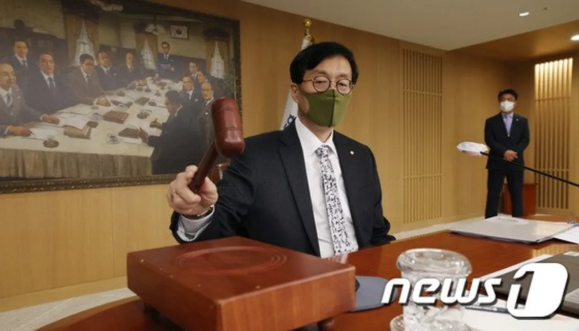 이창용 한국은행 총재가 24일 서울 중구 한국은행에서 열린 금융통화위원회 본회의에서 의사봉을 두드리고 있다. 2022.11.24/뉴스1