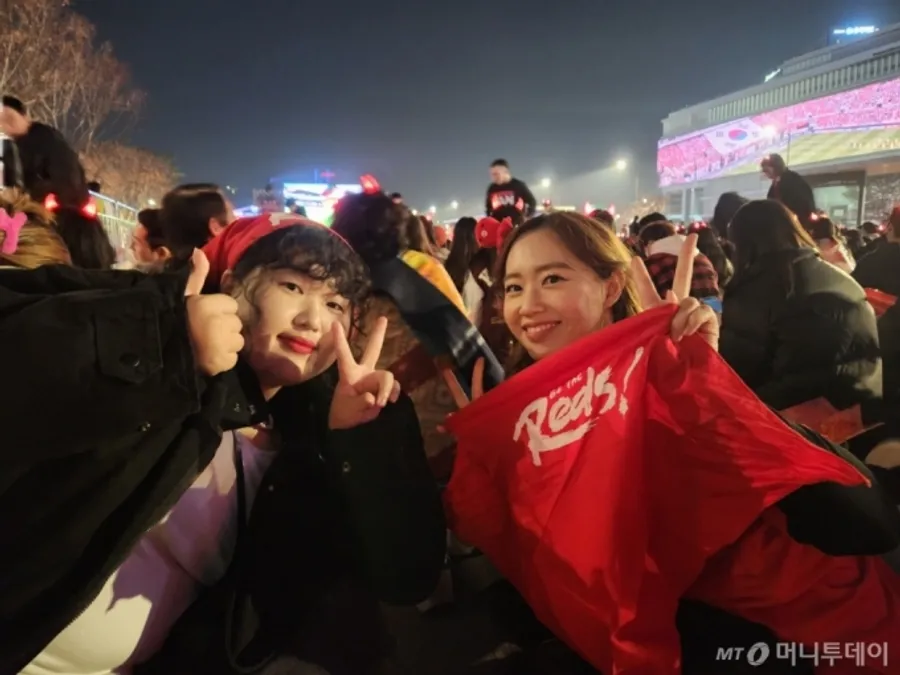 24일 밤 서울 종로구 광화문광장에서 변정현·남지수씨(23)가 2022 카타르 월드컵 거리응원을 하고 있다. /사진=박상곤 기자