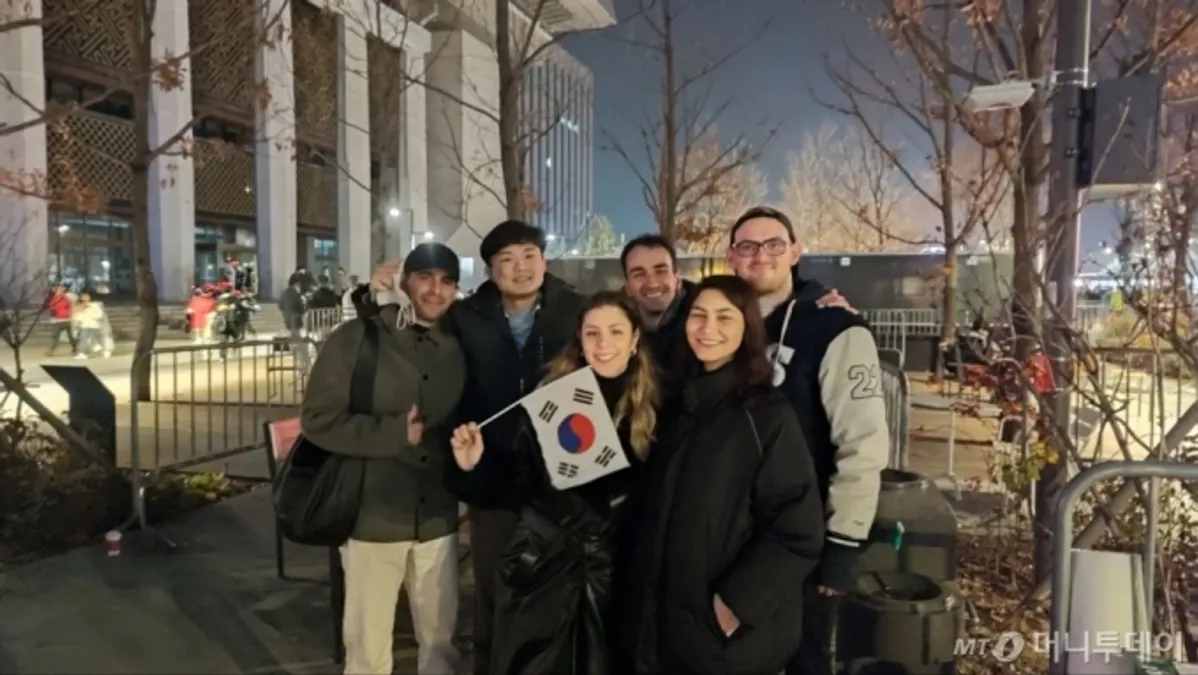 성균관대 1학년 조영린씨(19. 왼쪽에서 두번째)가 교환학생을오 한국에 방문한 외국인 친구들과 24일 밤 한국 대표팀을 응원하기 위해 서울 광화문 광장에 나왔다. /사진=정세진 기자