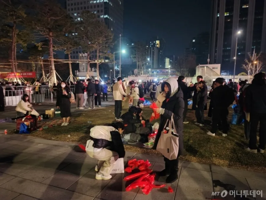 24일 밤 11시 50분, 서울 종로구 광화문광장에서 붉은악마와 시민들이 월드컵 거리응원 후 광장을 치우고 있다./사진=정세진 기자